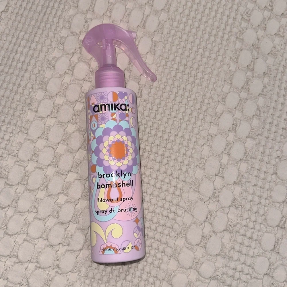 Amika Brooklyn Bombshell Blowout Spray - Pink